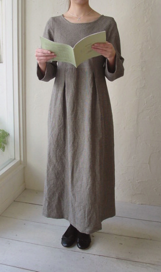 PD_N34ボックスプリーツワンピース着用