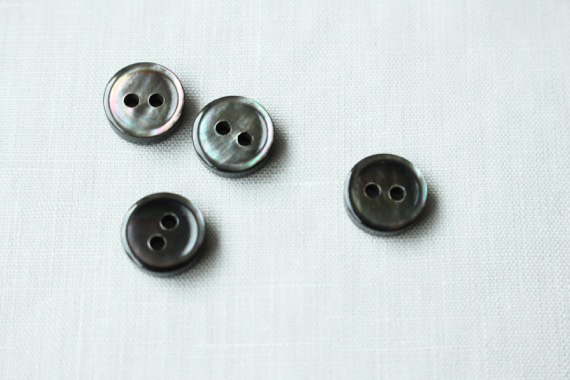 黒貝ボタン MJ３mm厚エッジサークル<br> 2つ穴 1０mm