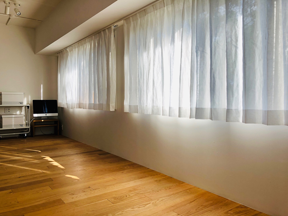 linen curtain　リネットのリネンでお作りしたリネンカーテン事例写真。ル・コルビジェの建築の様な横窓が美しいマンション。内装をリノベーションされ、リネットのリネンカーテンを
  お選び頂きました。生地は、リビングの窓から、樹々がパノラマ写真の様に見えるという事で、ほんのり景色が見えるぐらいの薄手リネンで。デザインは、カーテンを閉めた時もドレープがある様に、２つ山で。木質系のフローリングと高い天井、シンプルな内装にリネンのカーテンもぴったり納まっています。