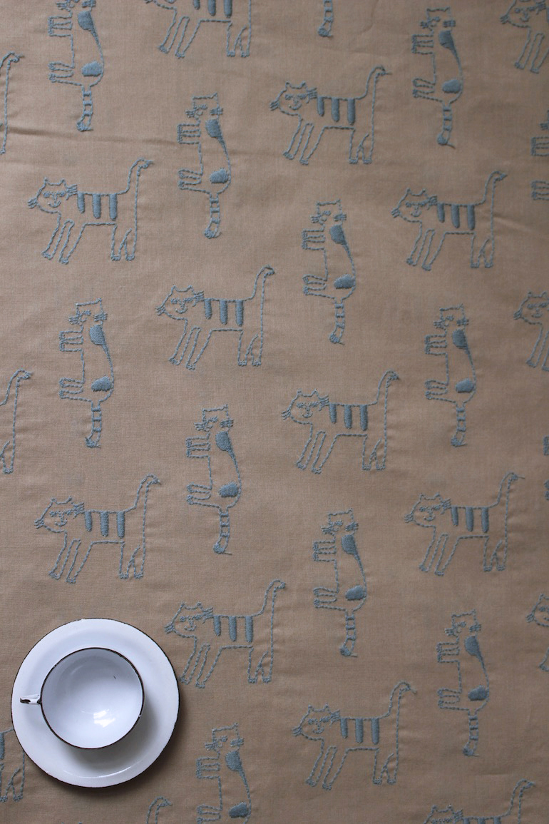 Jc６０ローン刺繍ネコ<br />ベ-ジュ-グリ-ン