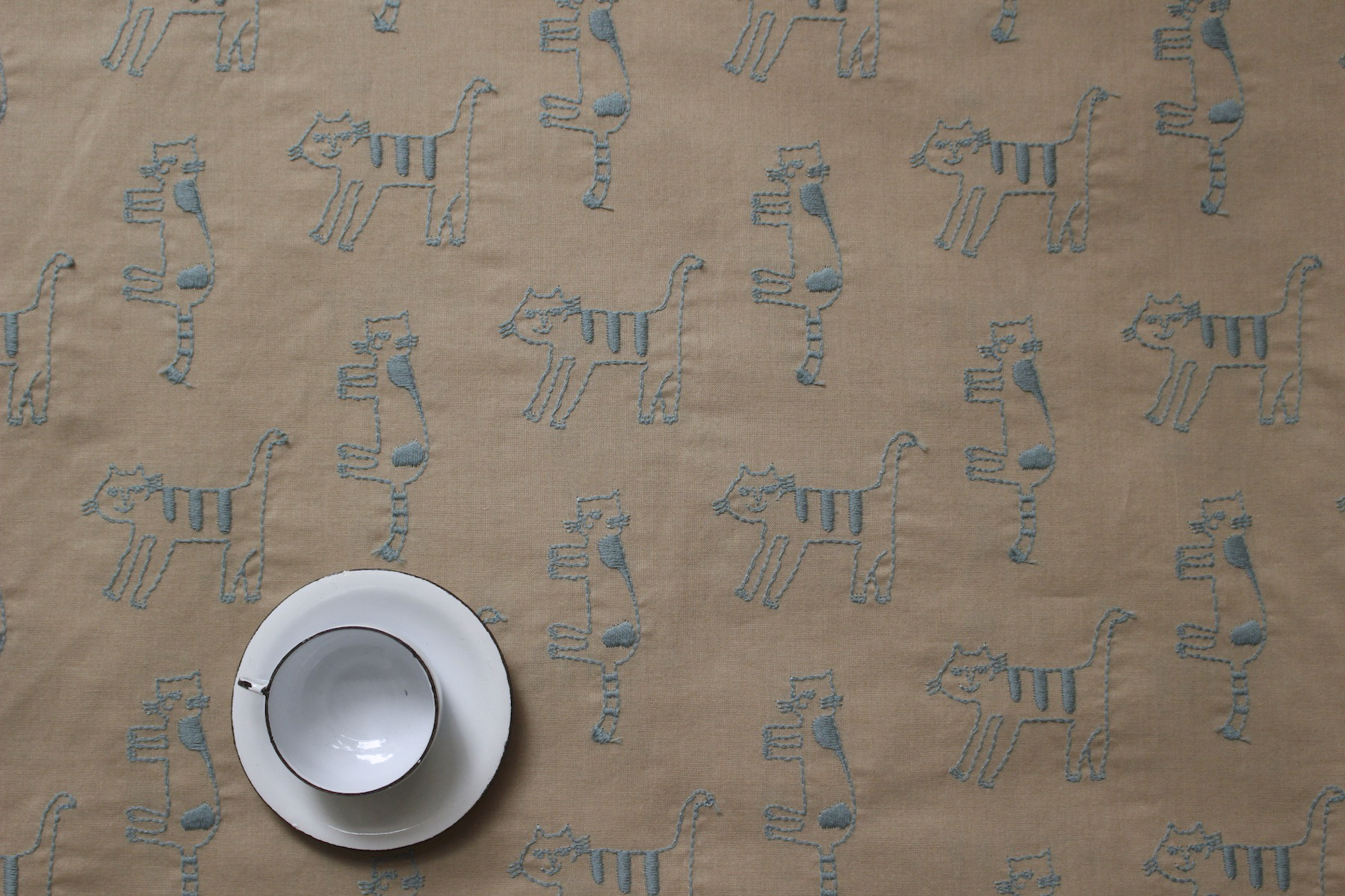 Jc６０ローン刺繍ネコ<br />ベ-ジュ-グリ-ン