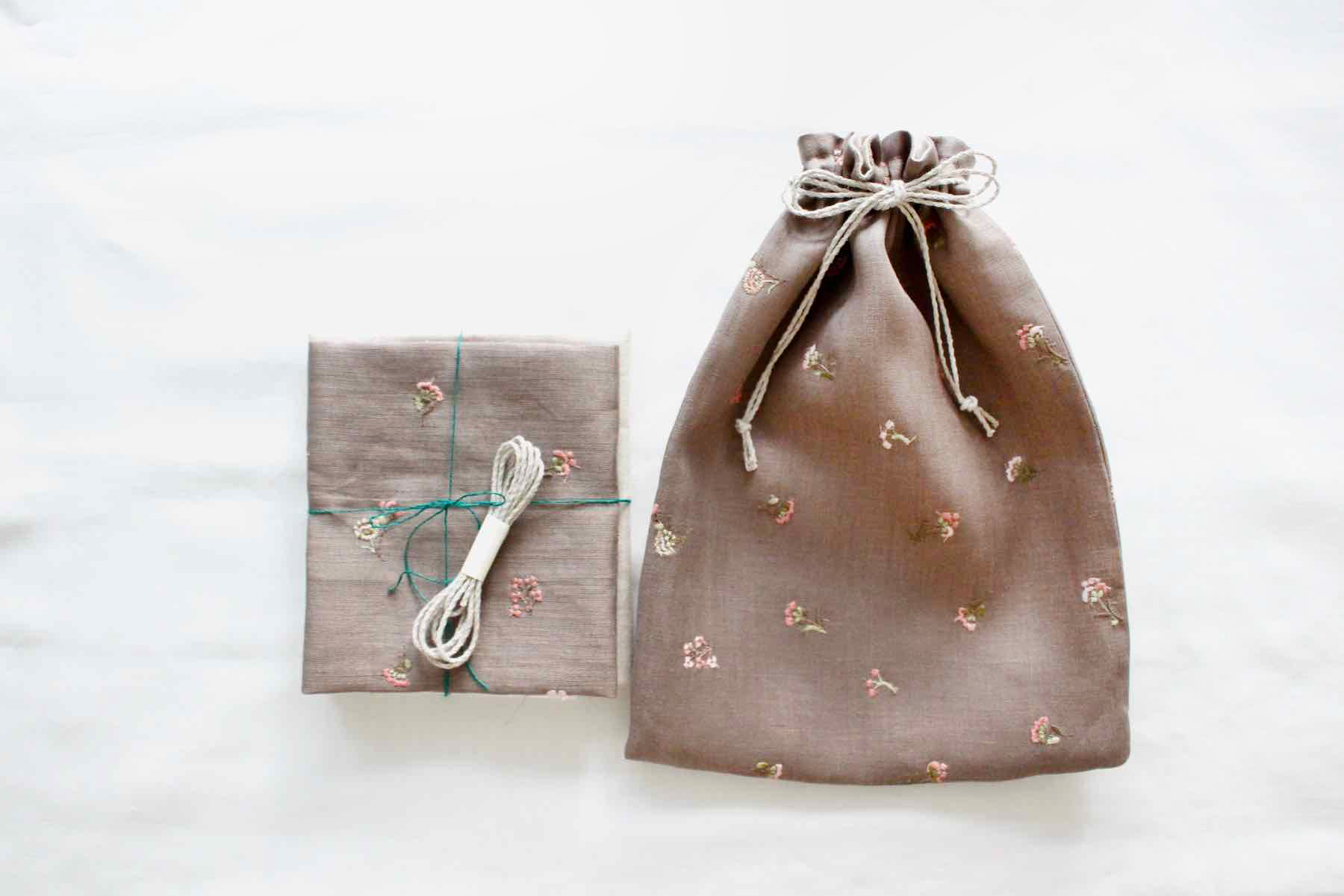 フランス刺繍ファブリックで作る、巾着のセット。