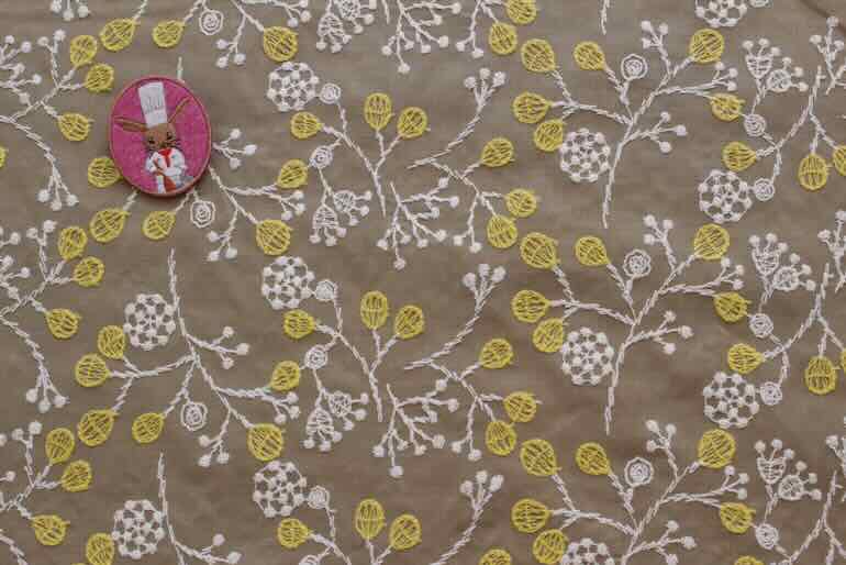 Jc60ローン刺繍　綺麗な実の花<br />ベ-ジュ