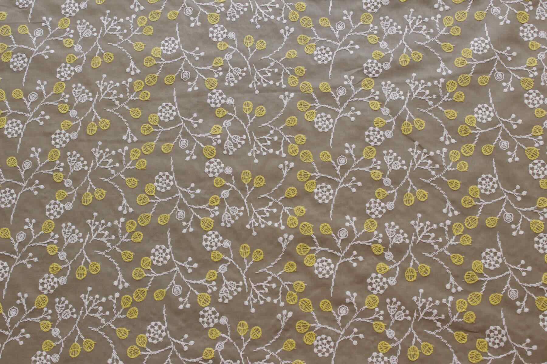 Jc60ローン刺繍　綺麗な実の花<br />ベ-ジュ
