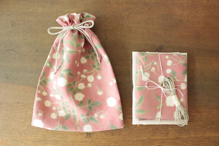 リネンプリントの巾着セット<br />モッコウバラ　紅樺色