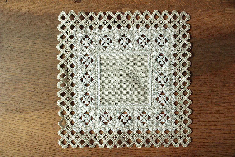 たなかあゆみ2025<br />刺繍7 Na×白