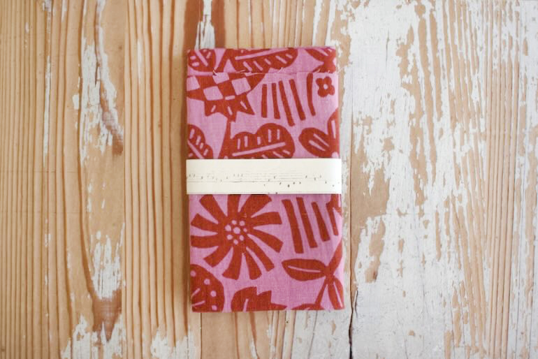 リネンプリントカットクロス<br />にぎやかな庭-紅