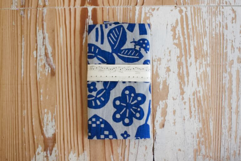 リネンプリントカットクロス<br />にぎやかな庭-藍