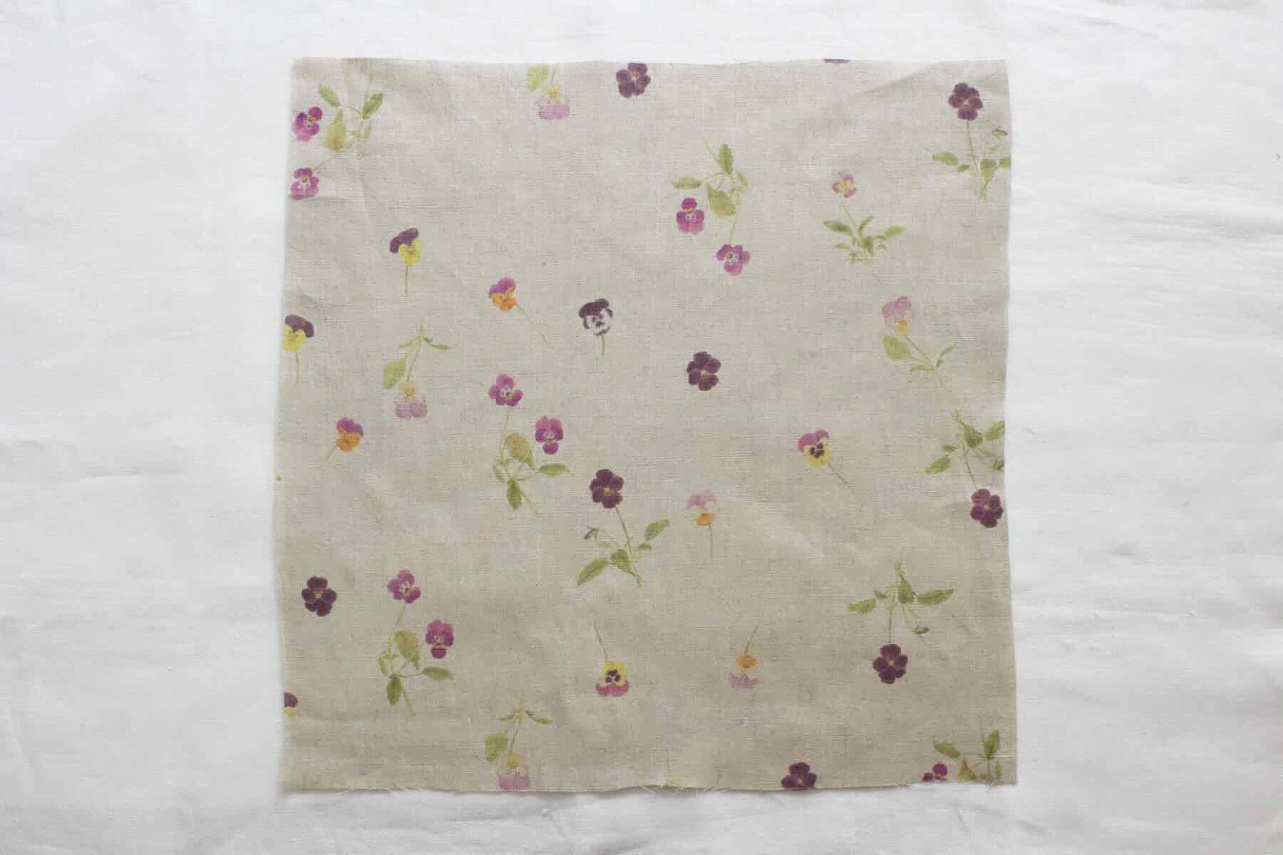 リネンプリントカットクロス35cm×35cm<br />ビオラ　flax