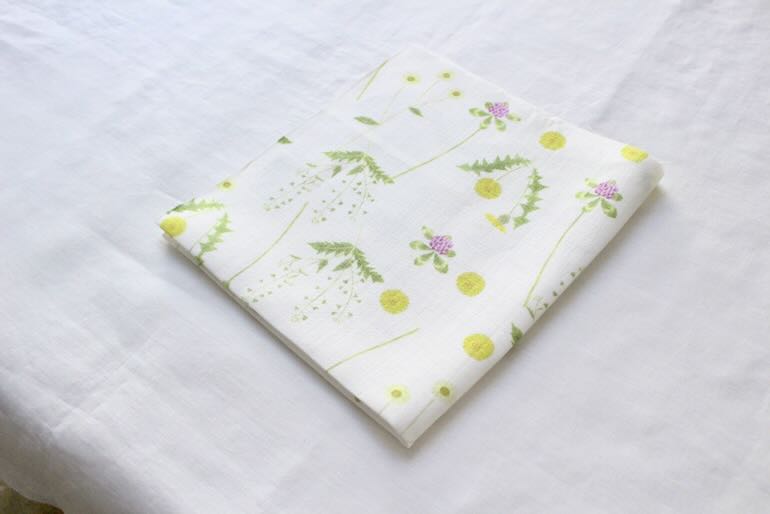 リネンプリントカットクロス35cm×35cm<br />草むらの草花は　白