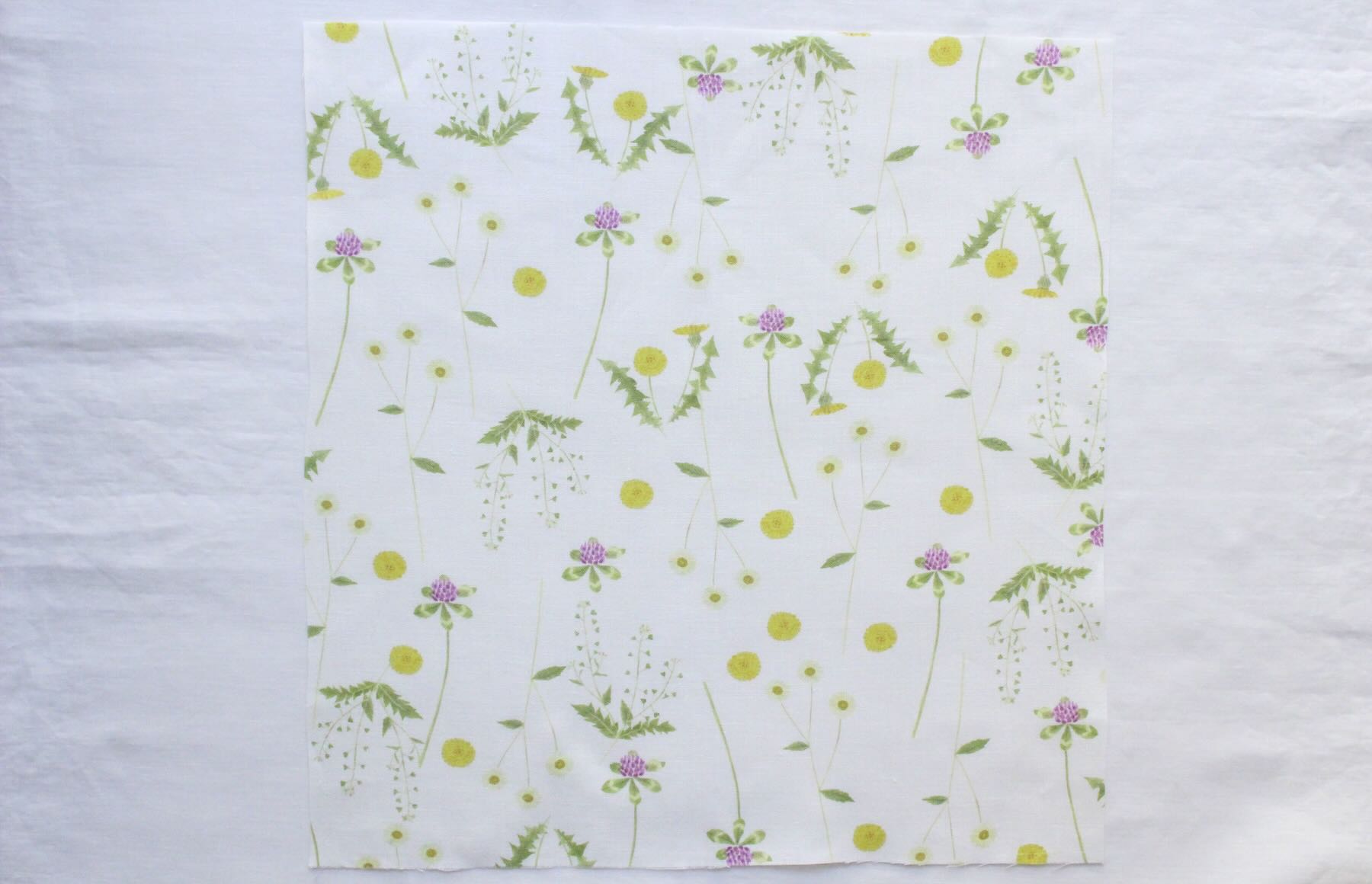 リネンプリントカットクロス35cm×35cm<br />草むらの草花は　白