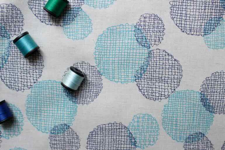 Jp綿麻刺繍風ドットレースプリント<br />紺-ライトグリ-ン