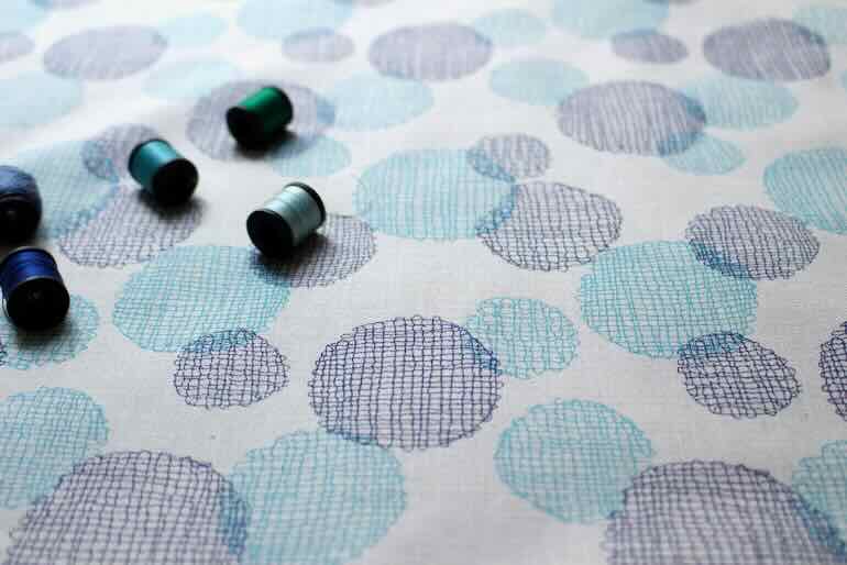 Jp綿麻刺繍風ドットレースプリント<br />紺-ライトグリ-ン