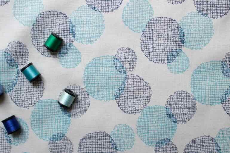 Jp綿麻刺繍風ドットレースプリント<br />紺-ライトグリ-ン