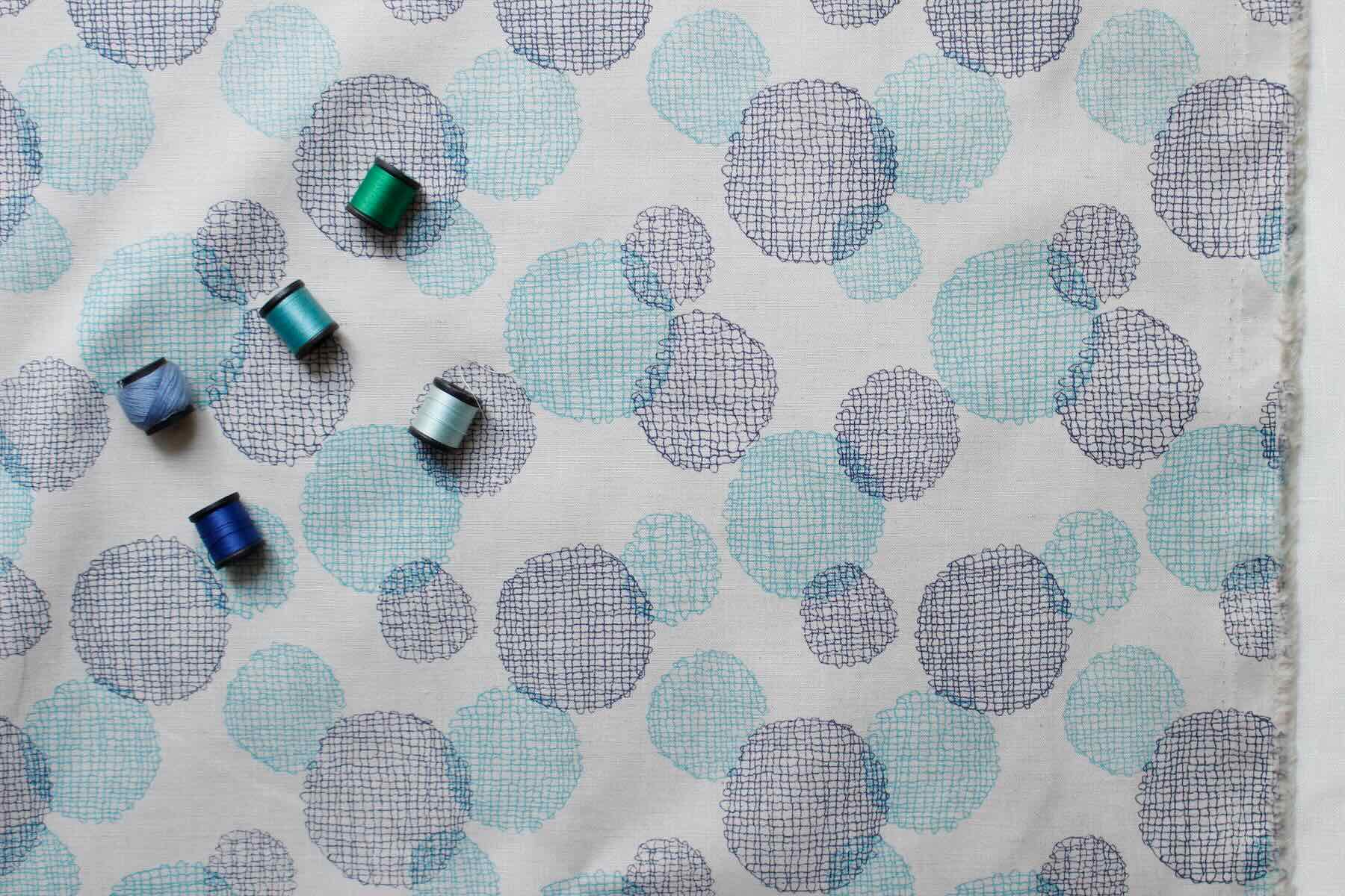 Jp綿麻刺繍風ドットレースプリント<br />紺-ライトグリ-ン
