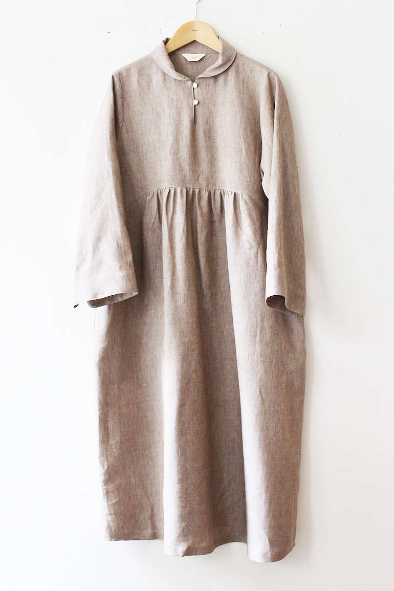 PD.No129スタンドショールカラーのドレス<br />シャンブレイサンドベ-ジュ