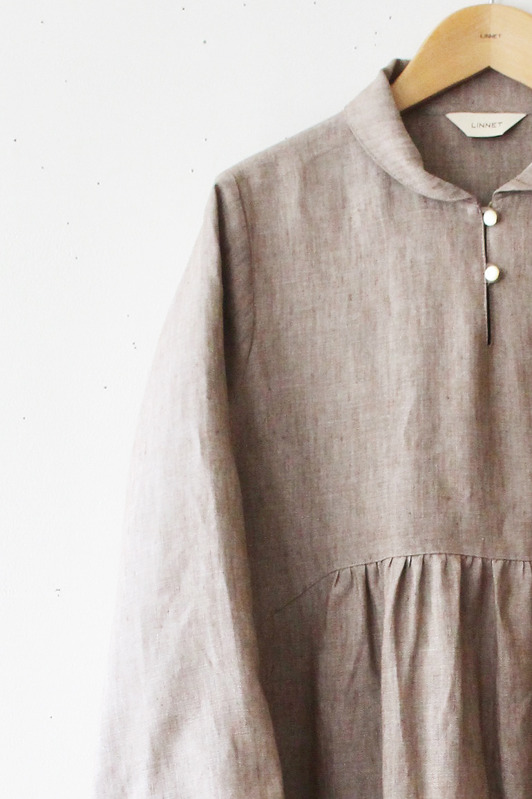 PD.No129スタンドショールカラーのドレス<br />シャンブレイサンドベ-ジュ