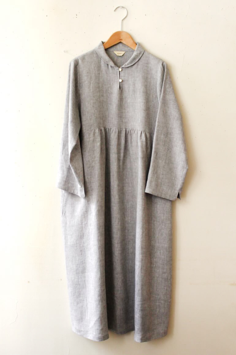 PD.No129スタンドショールカラーのドレス<br />シャンブレイ鳩羽色