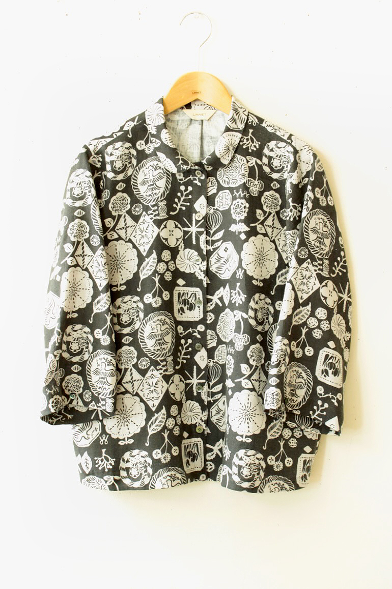 PD No.135小さな丸衿ブラウス　　7分袖<br />花図案グレ-黒