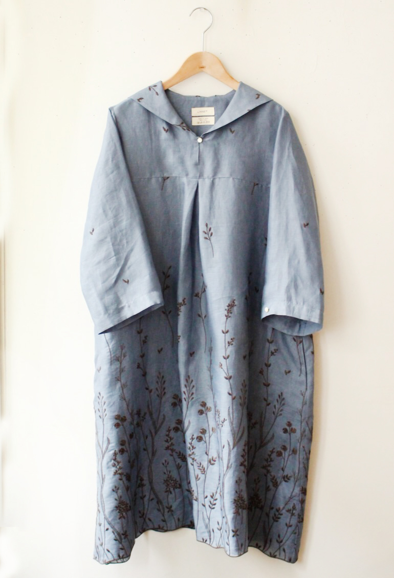 PDNo140セーラーカラーのドレス<br />F刺繍草むら