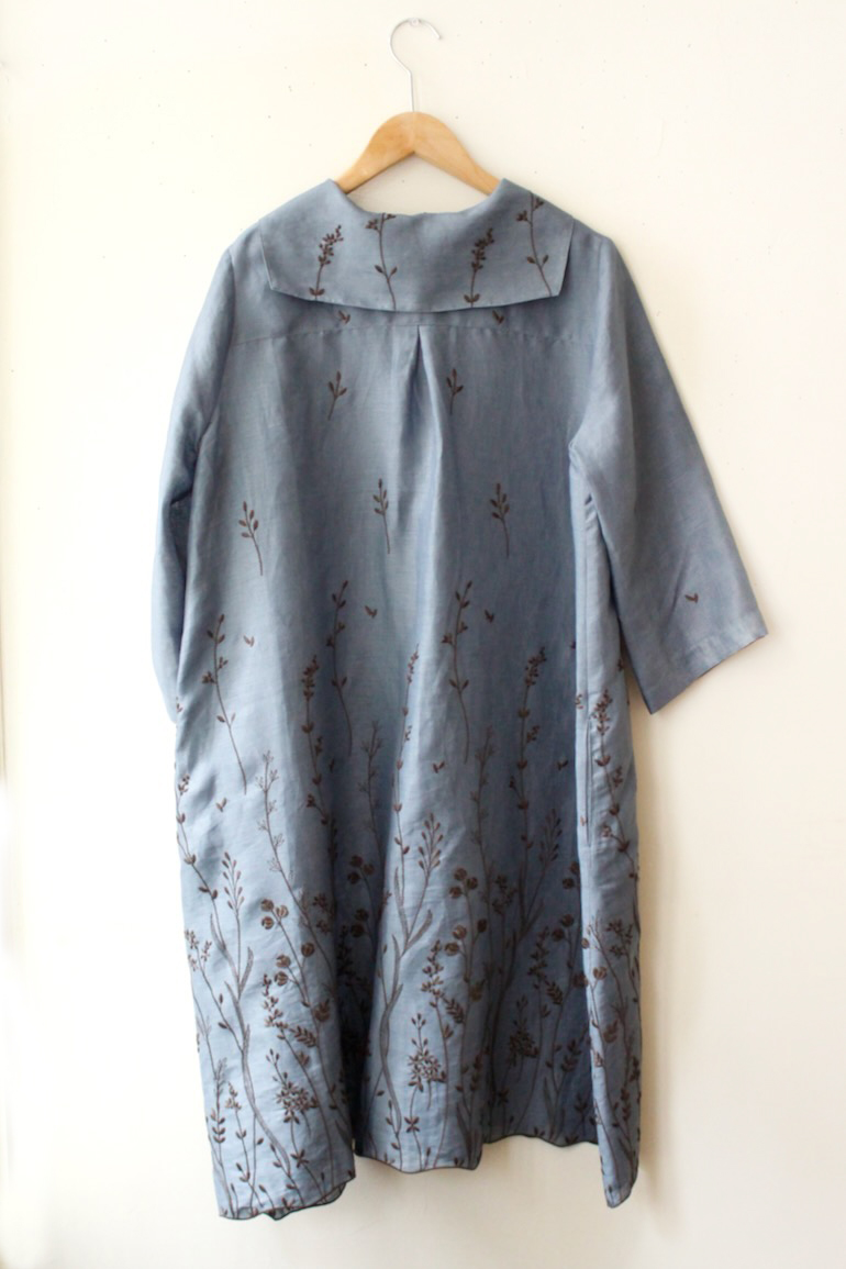 PDNo140セーラーカラーのドレス<br />F刺繍草むら