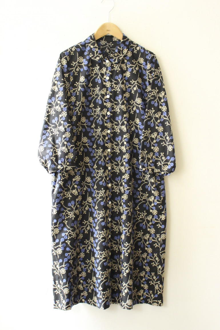 PD No74丸衿ドレス 七分袖 刺繍<br />綺麗な実の花　ネイビ-