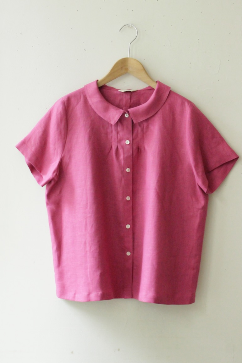 リナシメント RINASCIMENTO タックネックブラウス （Magenta） リナシメント RINASCIMENTO タックネックブラウス （Magenta