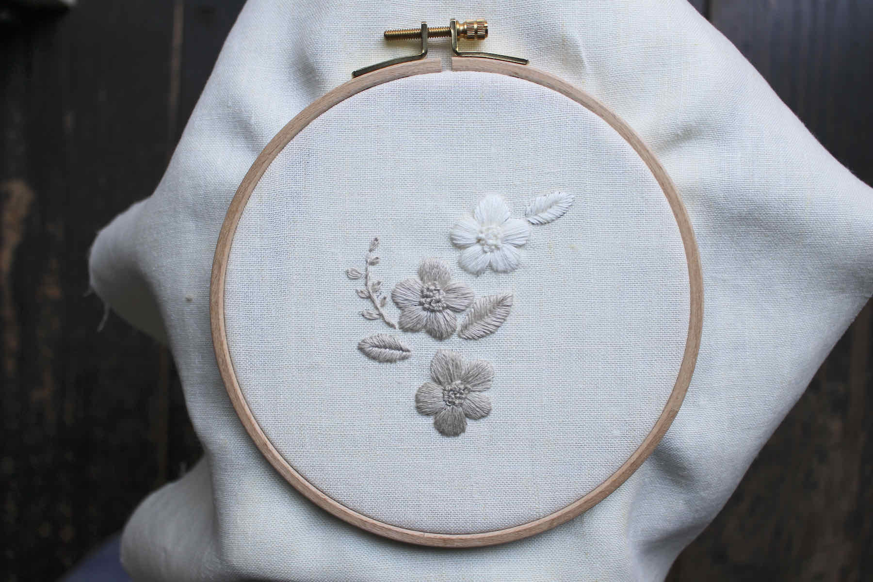 リネン刺繍糸38M<br />生成りと白