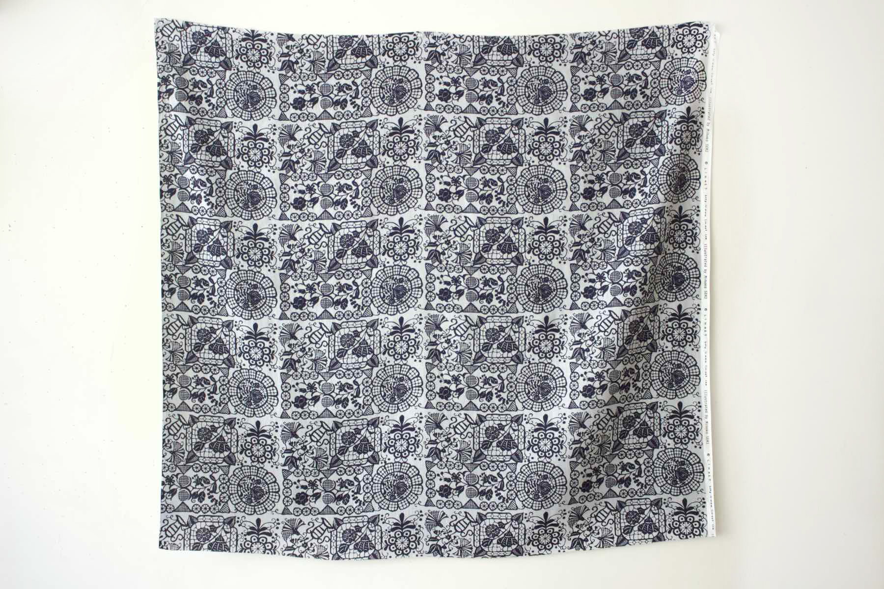 LINNET リネンプリント ルーマニアのテーブル<br />グレイ