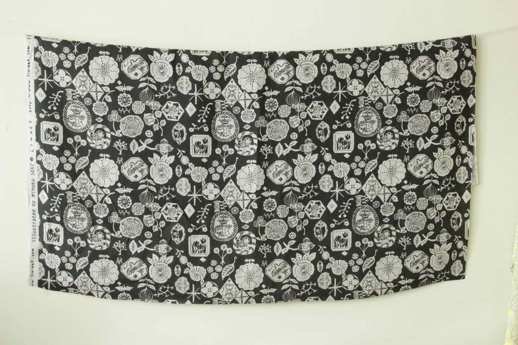 LINNET リネンプリント 花図案の吹き寄せ<br />墨黒×グレ-