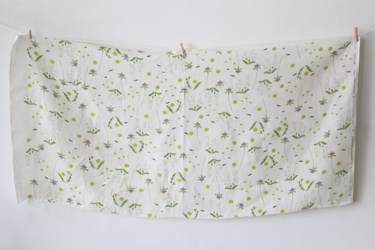 LINNET リネンプリント　草むらの草花は<br />アンティ-クベ-ジュ