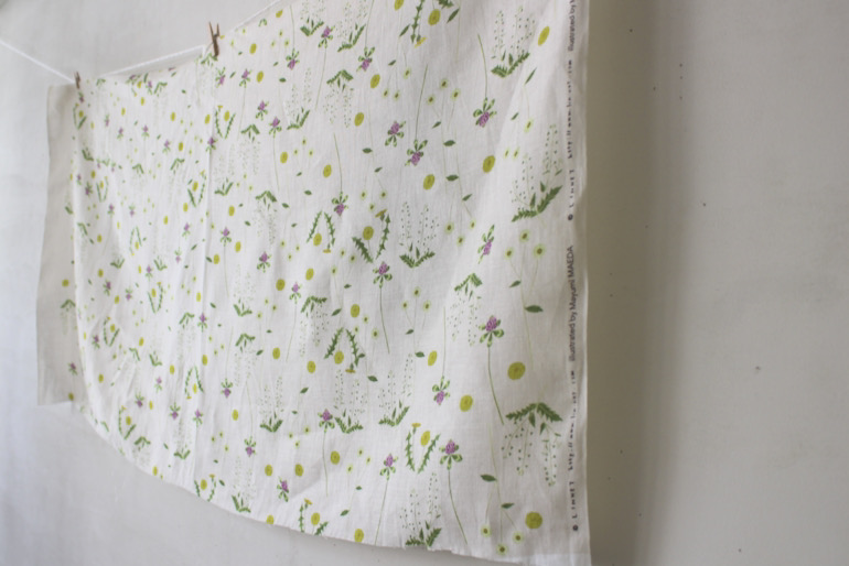 LINNET アンソレイエリネンプリント 草むらの草花は<br />アンティ-クベ-ジュ