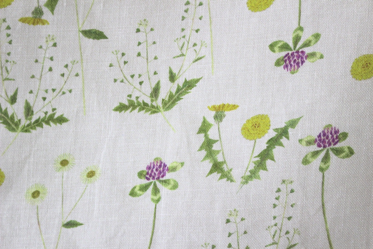 LINNET アンソレイエリネンプリント 草むらの草花は<br />アンティ-クベ-ジュ
