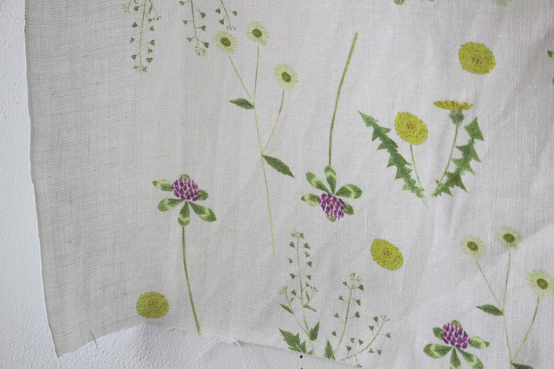 LINNET リネンプリント　草むらの草花は<br />アンティ-クベ-ジュ