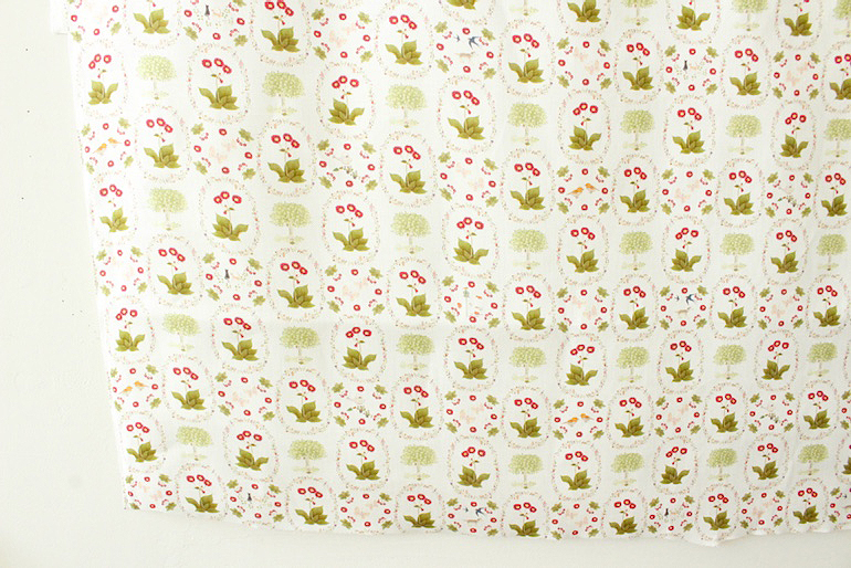 LINNET リネンプリント　オーリキュラと庭のはなしブローチ<br />白