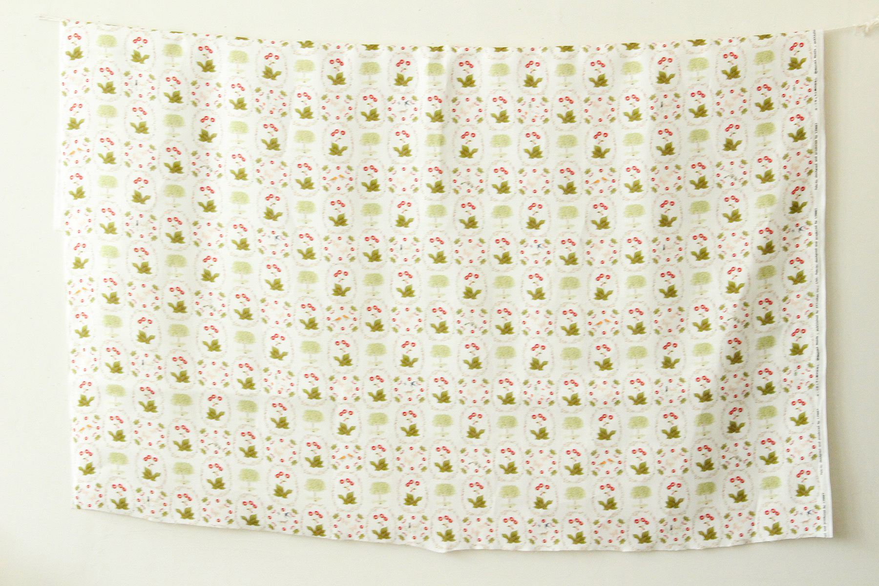 LINNET リネンプリント　オーリキュラと庭のはなしブローチ<br />白