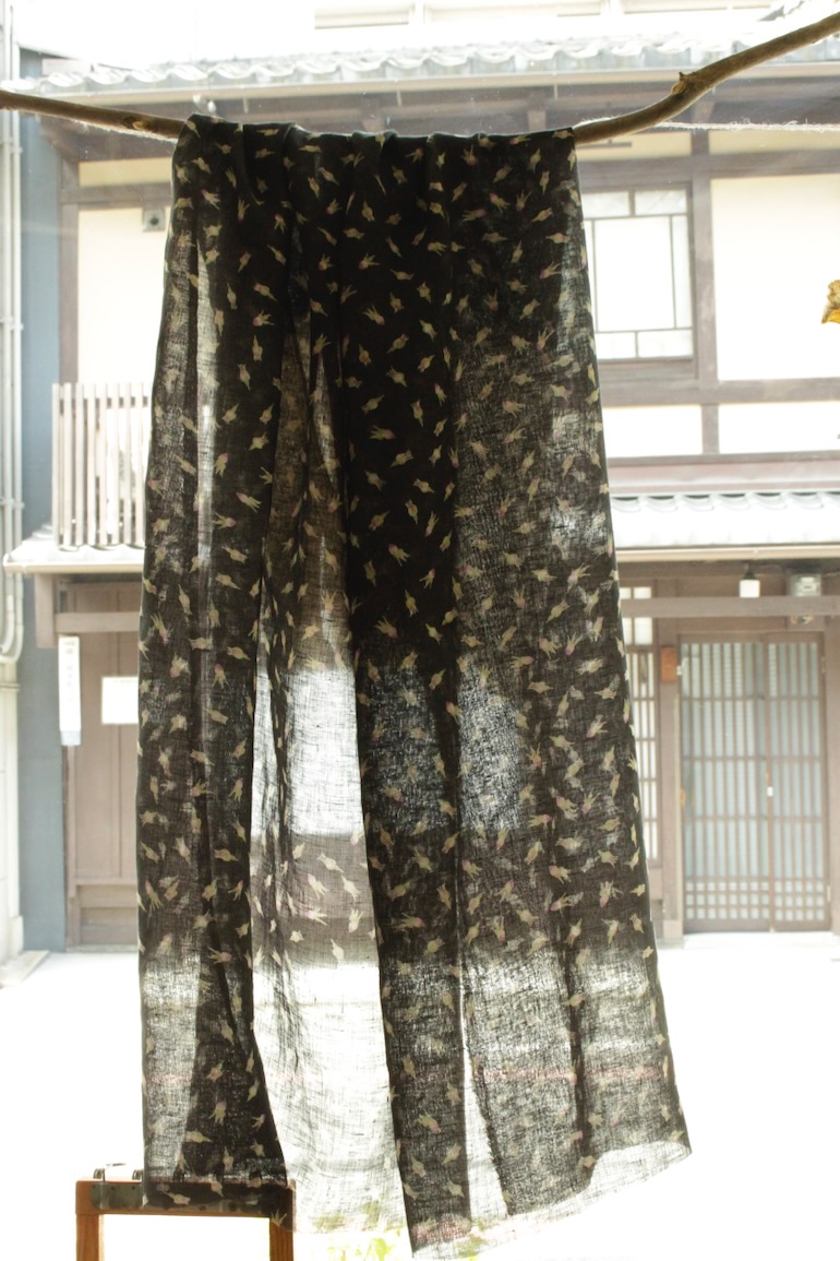 LINNET リネンガーゼプリント　<br />薔薇ツボミ　黒