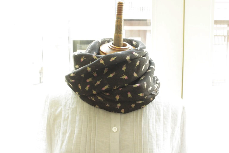 LINNET リネンガーゼプリント　<br />薔薇ツボミ　黒