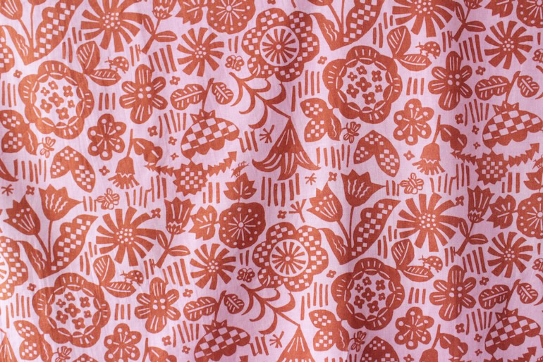 LINNET リネンプリントにぎやかな庭<br />薄紅梅×紅飛