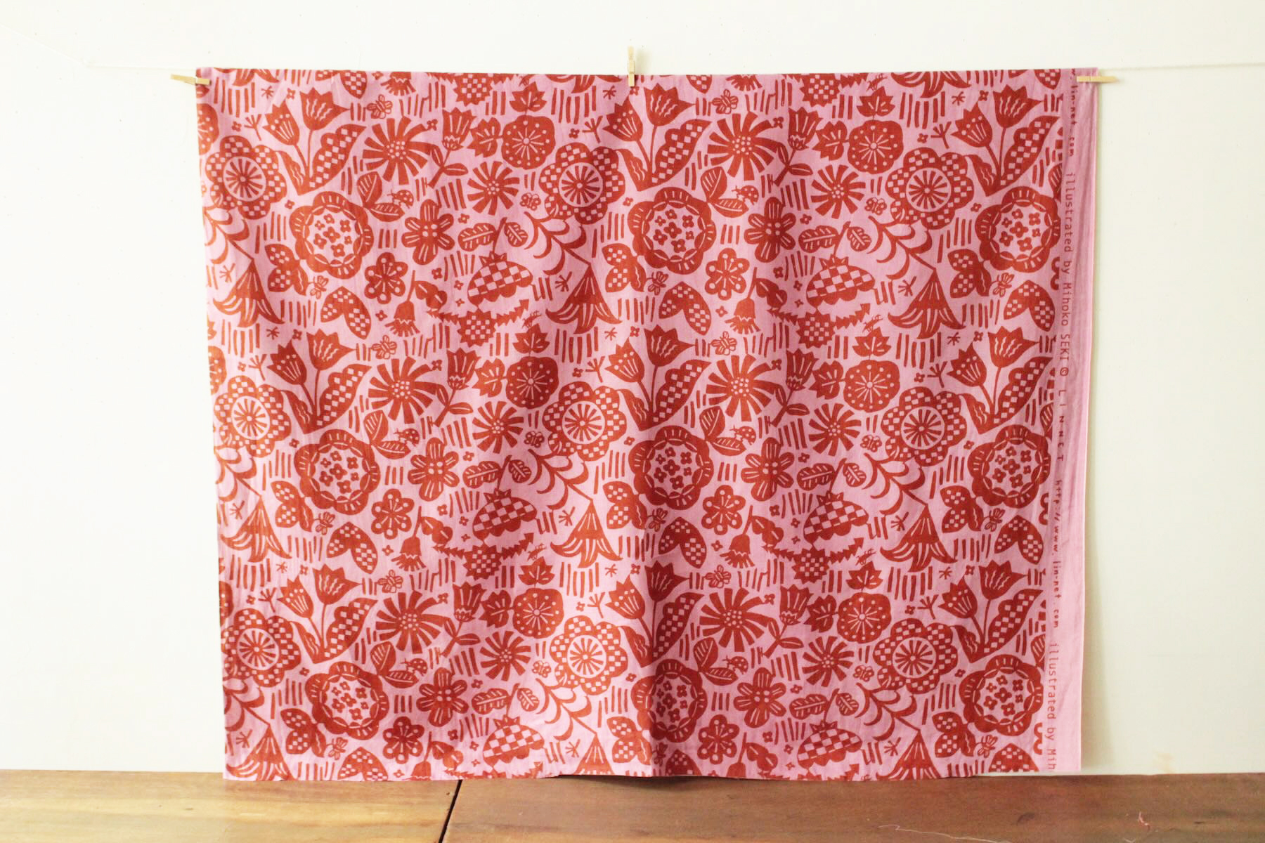 LINNET リネンプリントにぎやかな庭<br />薄紅梅×紅飛